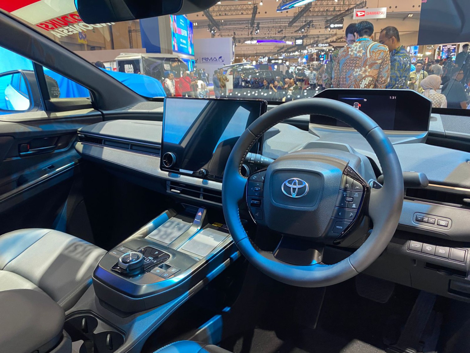 toyota, mobil baru, interior, mobil listrik, Toyota bZ4X, Mengintip Masuk Toyota bZ4X Spek CKD, Makin Terasa Premiumnya