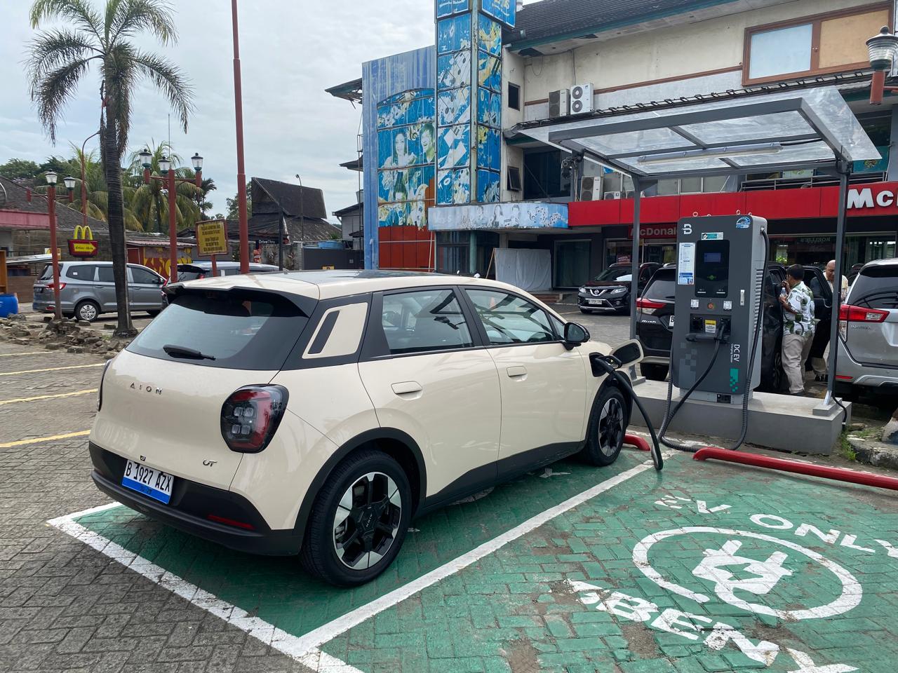 mobil baru, mobil listrik, pengecasan, GAC Aion, AION UT, Enaknya Ngecas AION UT, Sambil Sarapan Baterai Bisa Penuh Lagi