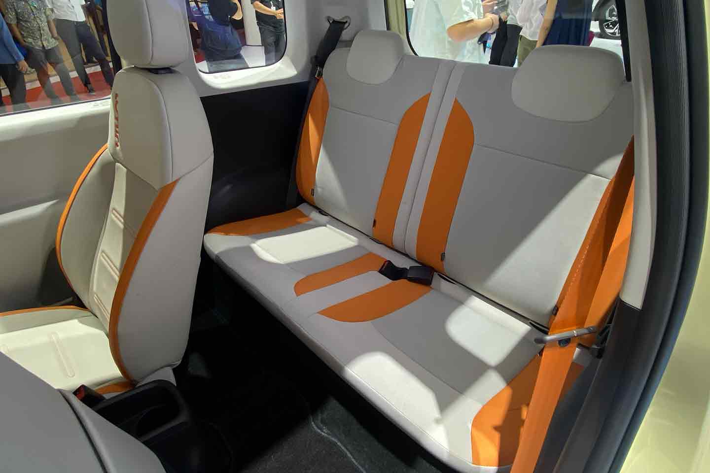 mobil baru, mobil listrik, baris kedua, changan, Changan Lumin, Mobil Kecil Tapi Lega, Ini Cara Akses Baris Kedua Changan Lumin