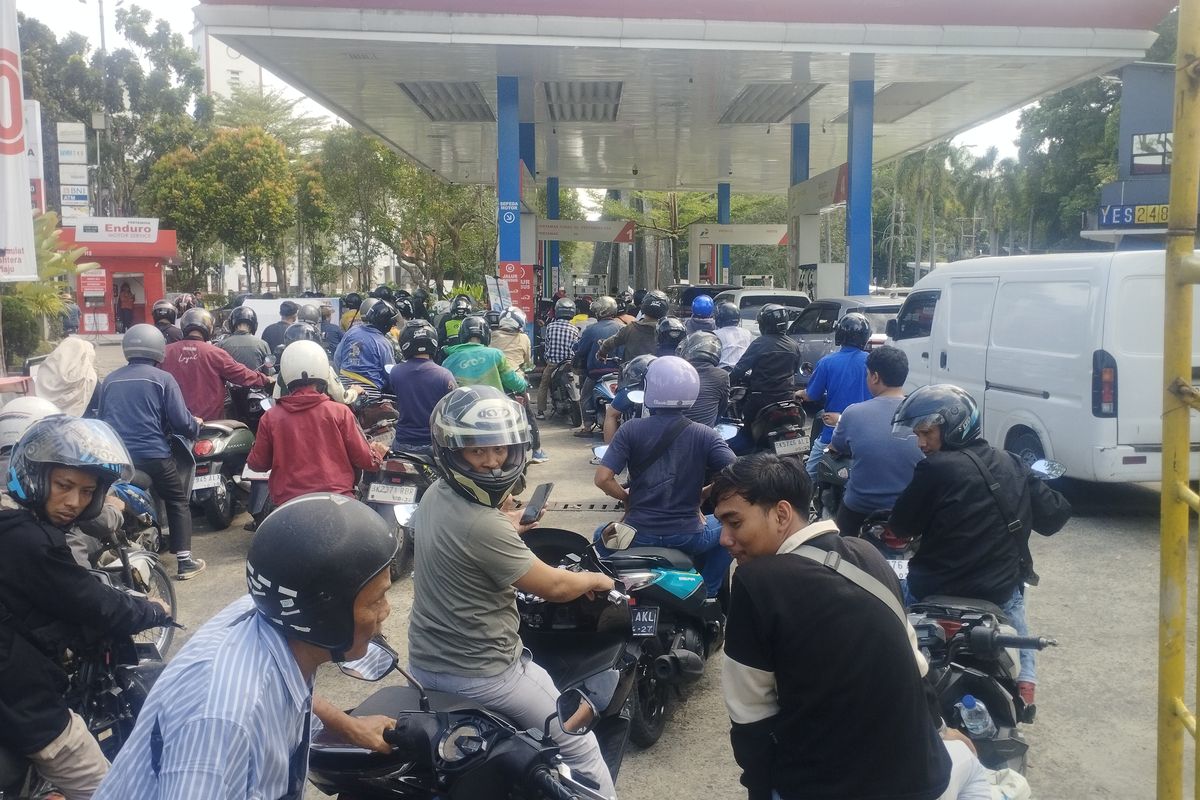 pertamina, banjir di medan, antrean BBM, Antrean Panjang BBM di Medan Terjadi Pasca Banjir, Pertamina Lakukan Ini