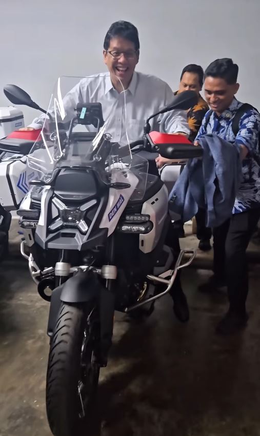 menteri keuangan, BMW R 1300 GS, BMW R 1300 GS Adventure, Purbaya Yudhi Sadewa, Moge Patwal BMW, Iseng Jajal Motor Patwal, Menkeu Purbaya Kejambak Tenaga Moge Seharga Rp 1 Miliar Lebih Ini