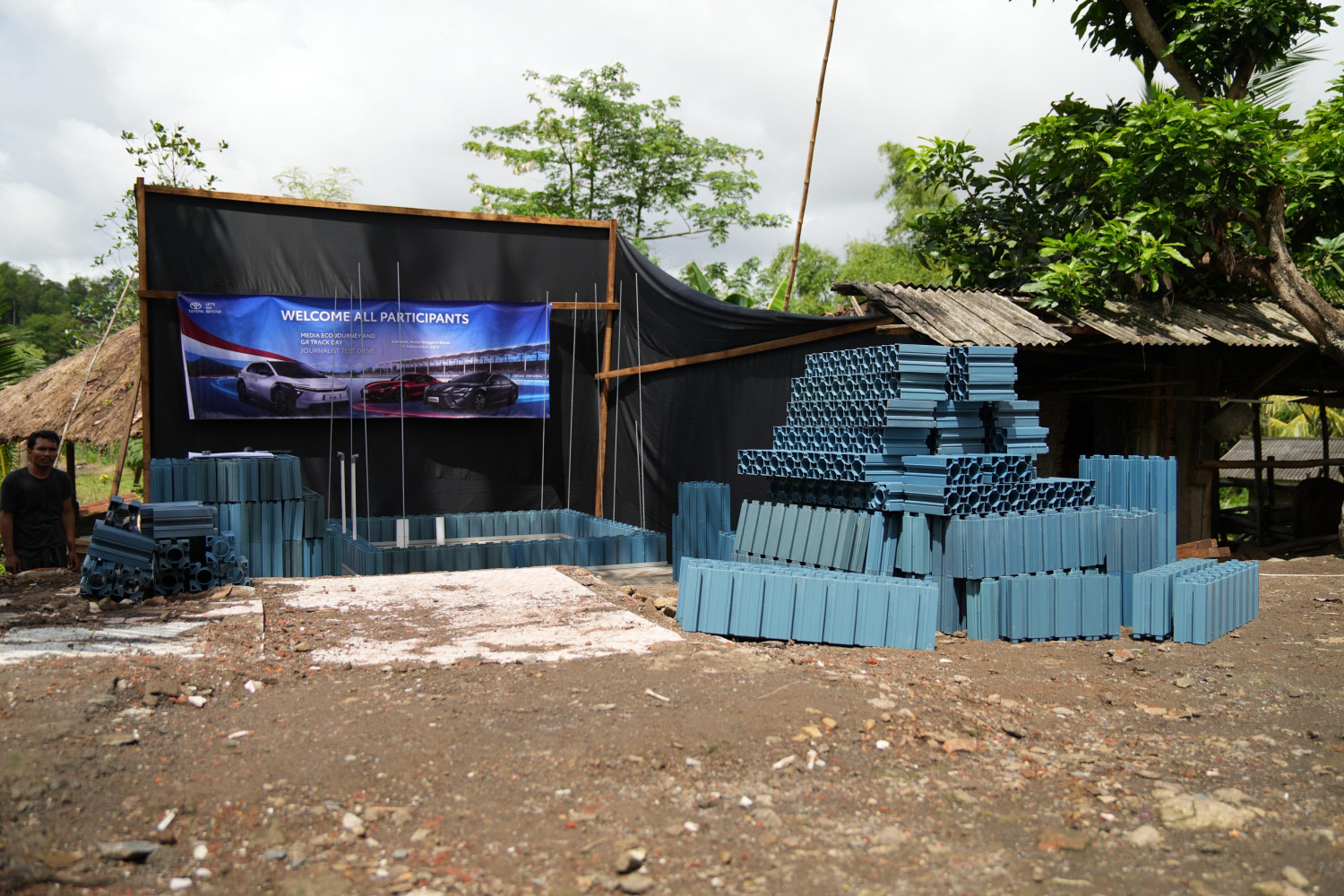 toyota, toilet, plastik daur ulang, Dari Plastik Daur Ulang, Toyota Bangun Toilet Di Desa Wisata Sasak Ende