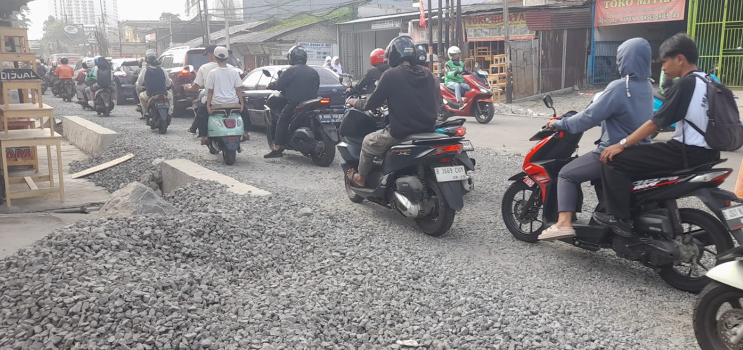 macet, perbaikan jalan, Jalan Rusak, KH Hasyim Asyari, buka tutup jalan, cileduk indah 1, Sebulan Bakal Macet, Jl. KH Hasyim Ashari Cileduk Proses Peninggian Jalan