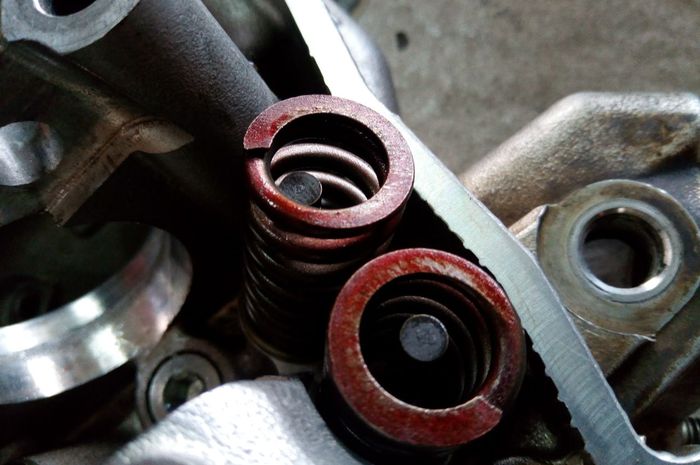 motor bekas, per klep, per klep motor, ciri per klep lemah, apa ciri per klep lemah, ciri per klep motor lemah, Sudah Tahu Belum, Ini Ciri-ciri  Per Klep Motor Bekas Mulai Lemah