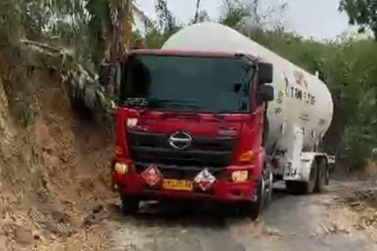 banjir bandang, Truk Tangki Pertamina, Bencana Sumatera, Awal Mobil Tangki, Bireuen Aceh, Terharu, Awak Truk Tangki Pertamina Akhirnya Bisa Tembus ke Bireuen Aceh Dengan Penuh Perjuangan