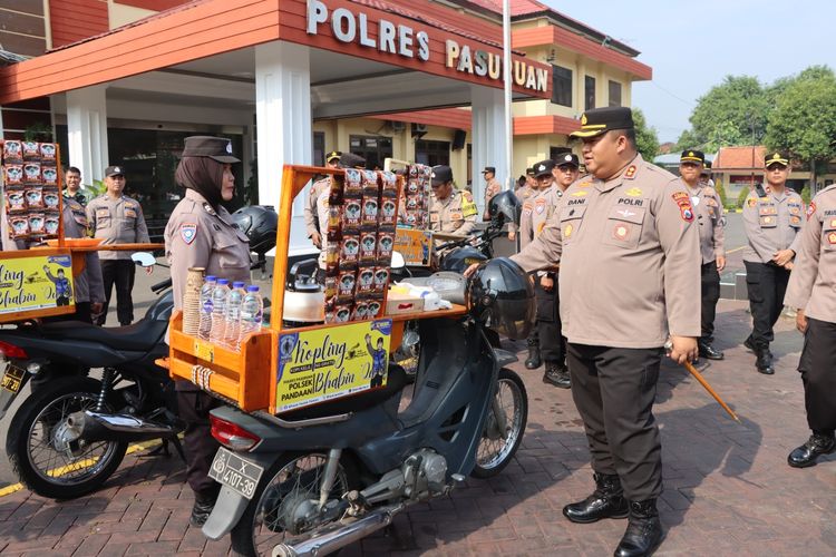 Motor Dinas Polisi, Bhabinkamtibmas, Bhabinkamtibmas Polres Pasuruan, Polisi Jual Kopi Keliling, Kopi Keliling Polisi, Bhabinkamtibmas Polres Pasuruan Dapat Tugas Baru, Dagang Kopi Keliling Pakai Motor Dinas