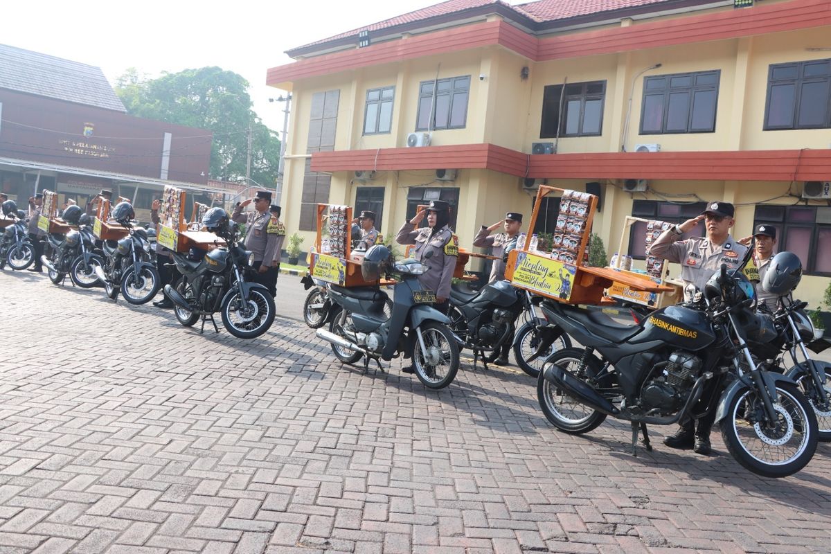 Motor Dinas Polisi, Bhabinkamtibmas, Bhabinkamtibmas Polres Pasuruan, Polisi Jual Kopi Keliling, Kopi Keliling Polisi, Bhabinkamtibmas Polres Pasuruan Dapat Tugas Baru, Dagang Kopi Keliling Pakai Motor Dinas