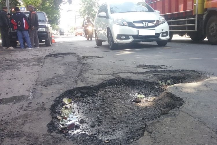 jalan berlubang, truk odol, pengaspalan jalan, aspal jalan, Penyebab Aspal Rusak, Seperti Proyek Abadi, Ini Alasan Aspal Jalan Rata-rata Cepat Rusak Tiap Musim Hujan