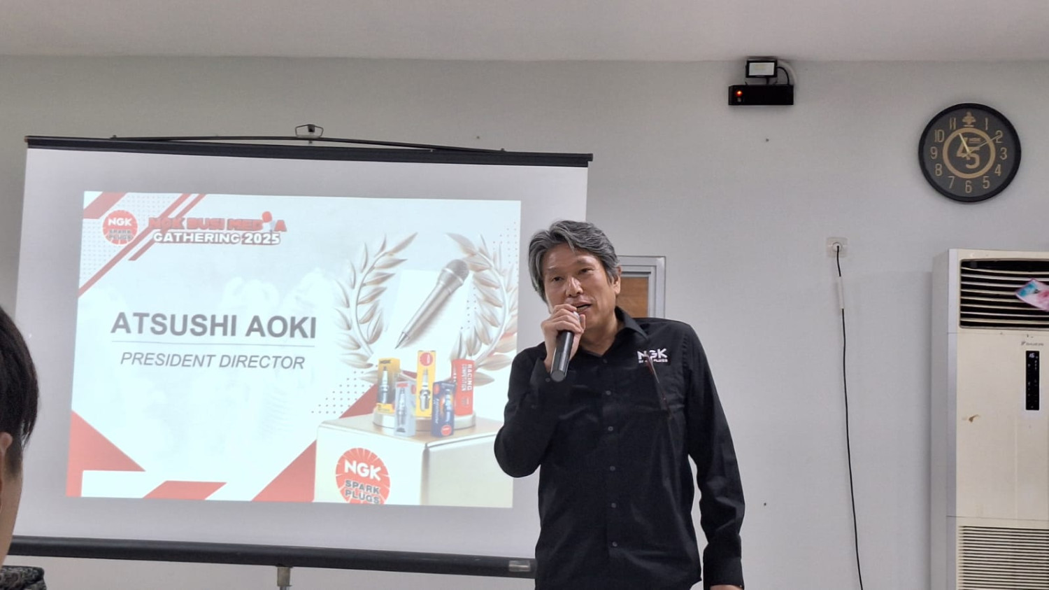 busi, busi motor, busi palsu, Nittera Mobility Indonesia, Lindungi Konsumen, NGK Gilas Ribuan Busi Palsu Pakai Alat Berat