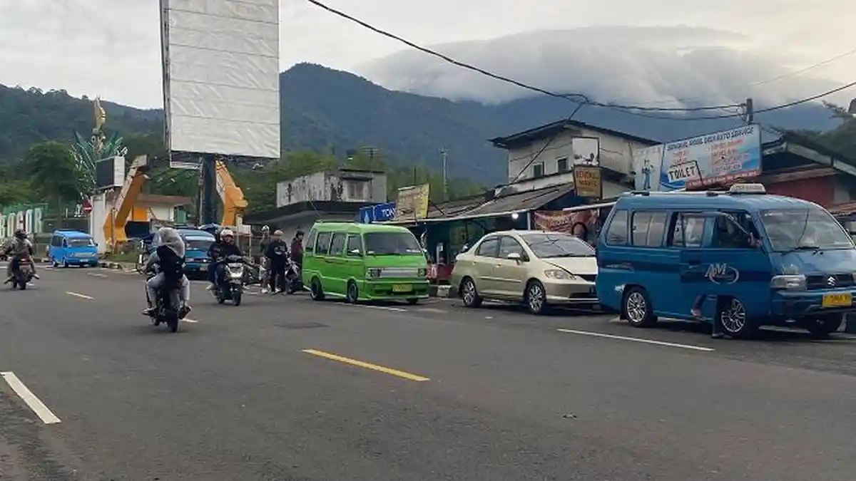 bogor, sopir angkot, puncak bogor, libur nataru, sopir angkot bogor, Angkot di Puncak Bogor Libur Serentak Selama Nataru, Sopir Senyum Terima Dana Segar