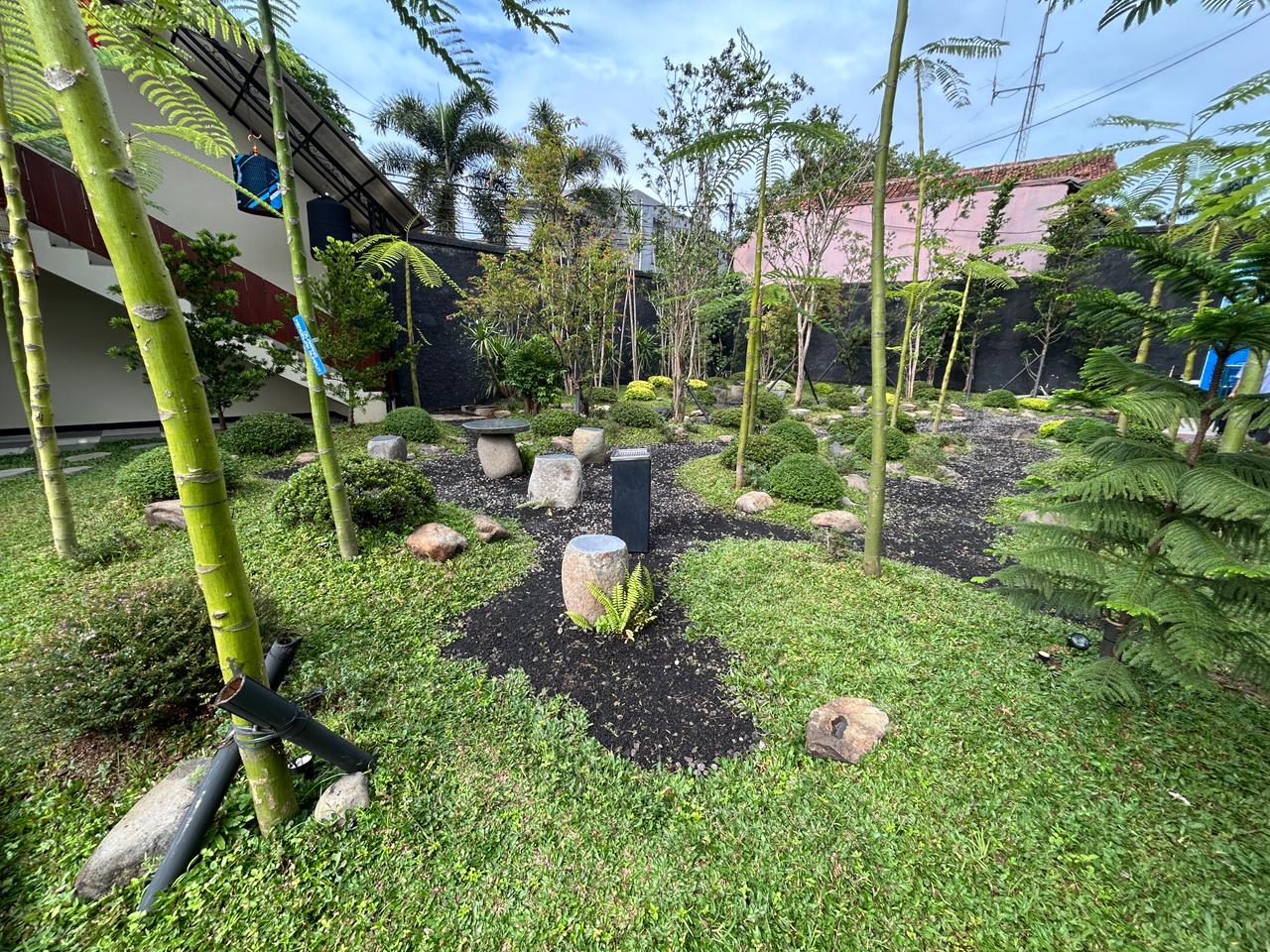 bengkel mobil, servis mobil, bengkel kaki-kaki mobil, Jantrakakikaki, jantra kaki-kaki, Ke Bengkel Kaki-kaki Mobil Rasa Staycation, Ada Kolam Renang Hingga Aviary