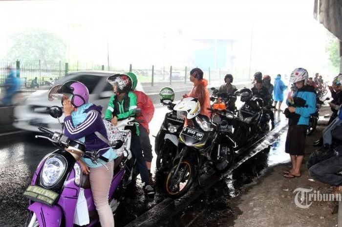 musim hujan, hujan, honda, safety riding, kolong fly over, Sering Disepelekan, Ini Bahaya Berteduh Di Bawah Fly Over  Saat Hujan