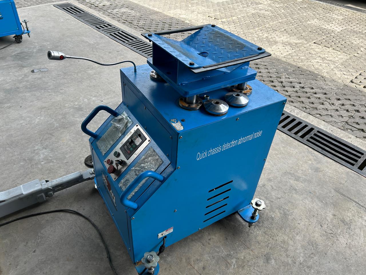 bengkel mobil, bengkel kaki-kaki mobil, Servis kaki-kaki mobil, shaking machine, Periksa Kaki Mobil Pakai Shaking Machine Cuma Gimmick, Tapi Konsumen Suka