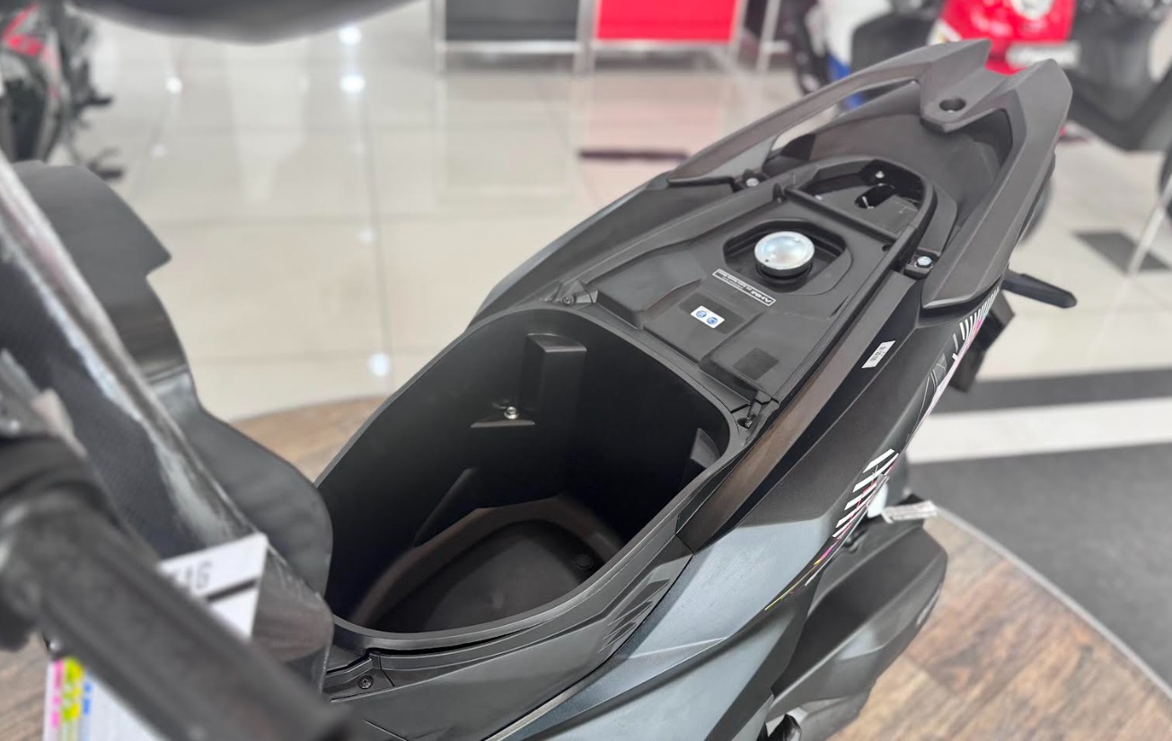 jok motor, tips safety riding, bagasi motor, astra motor yogyakarta, kapasitas bagasi, Bahaya Tersembunyi di Balik Jok, Awas Jangan Simpan 7 Barang Ini di Bagasi Motor