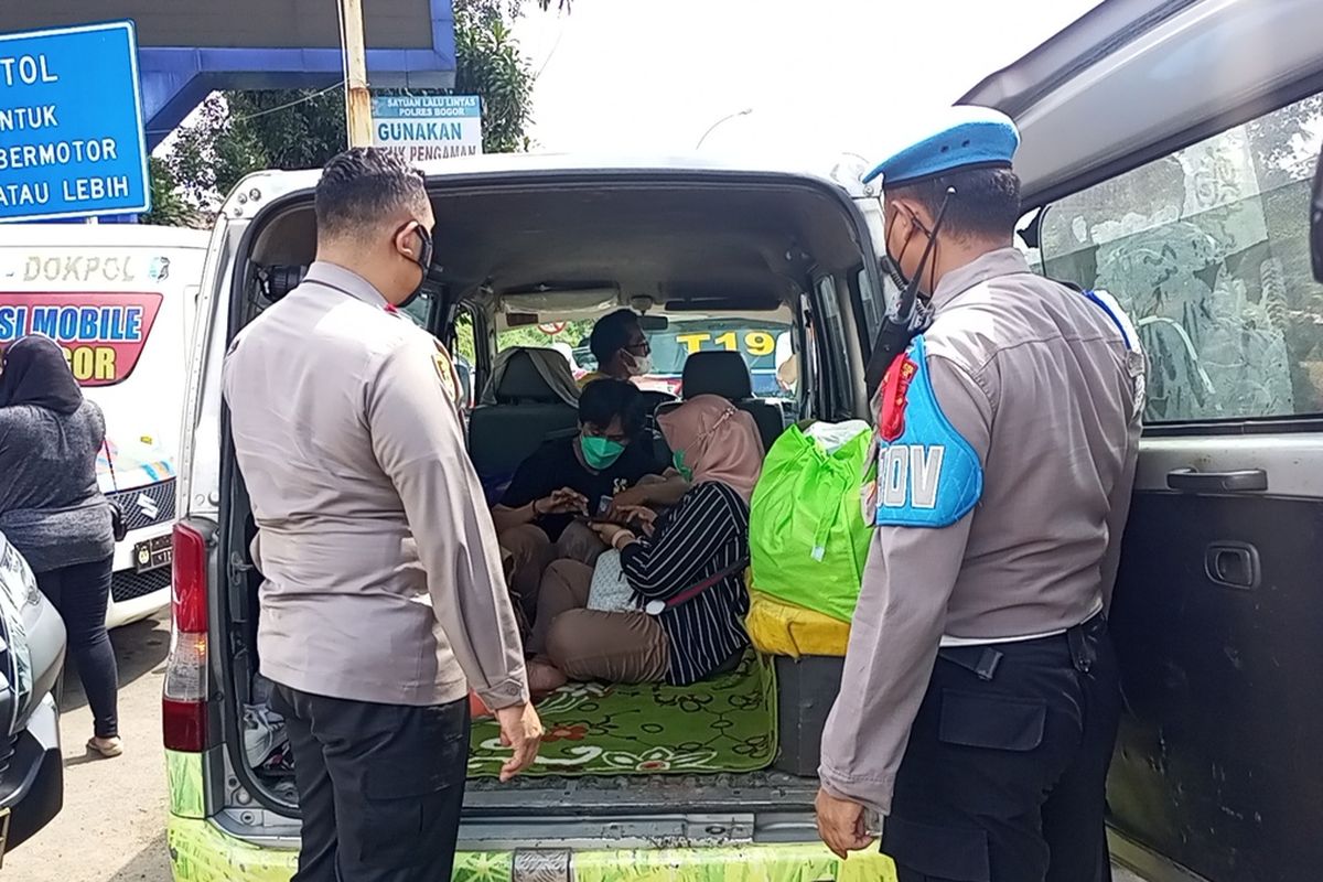ambulans, puncak bogor, Ambulans Dipakai Piknik, Penyalahgunaan Ambulans, Liburan Naik Ambulans, Polisi Sudah Hafal, Percuma Piknik ke Puncak Bogor Pakai Ambulans Buat Cari Prioritas Jalan