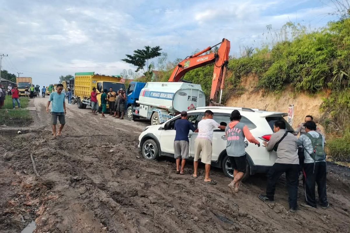 Jalan Rusak, jalan berlubang, Jalan Rusak Terpanjang Indonesia, Provinsi Jalan Rusak Terbanyak, Jalan Rusak Terbanyak, Data Kementerian PU, Ini 10 Provinsi Dengan Rekor Jalan Rusak Terbanyak