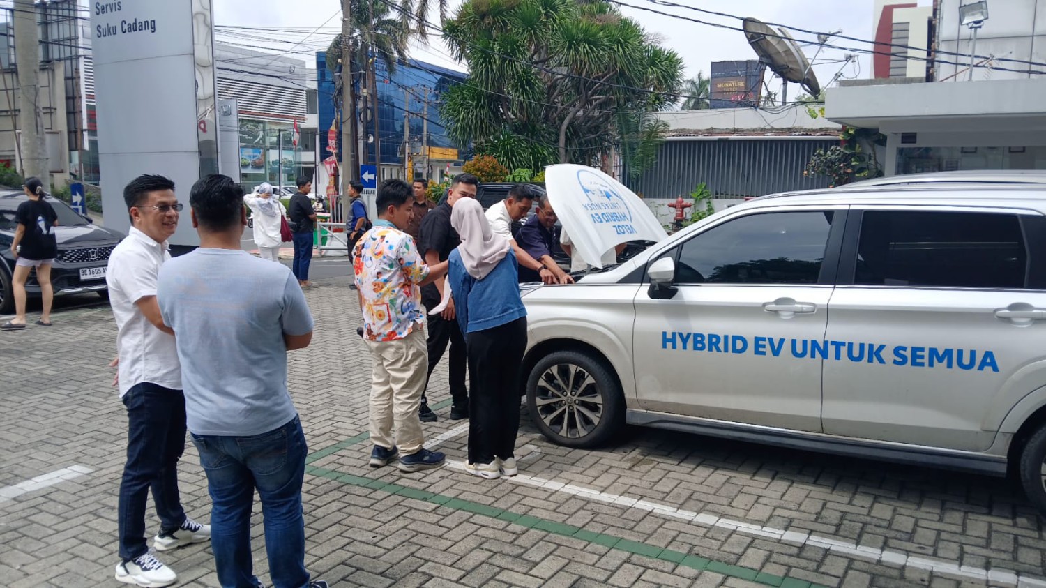 mobil baru, veloz hybrid, Auto2000 Lampung, Royke Tanralli, Optimis Veloz Hybrid EV Bakal jadi Idaman Baru di Provinsi Lampung