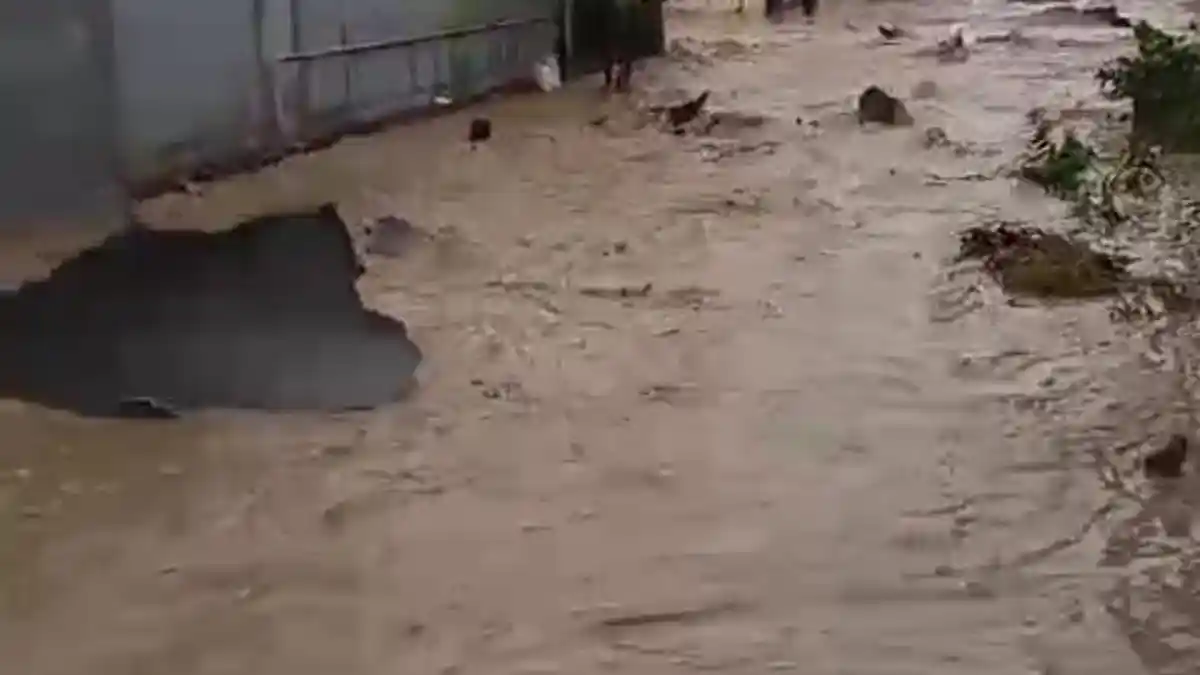 aspal, aspal mengelupas, Aspal Jalan Mengelupas, Aspal Mengelupas Cirebon, Aspal Mengelupas Saat Banjir, Lokasi Aspal Mengelupas saat Banjir di Cirebon Terungkap, Polisi Sebut Asli tapi Begini Fakta Sebenarnya