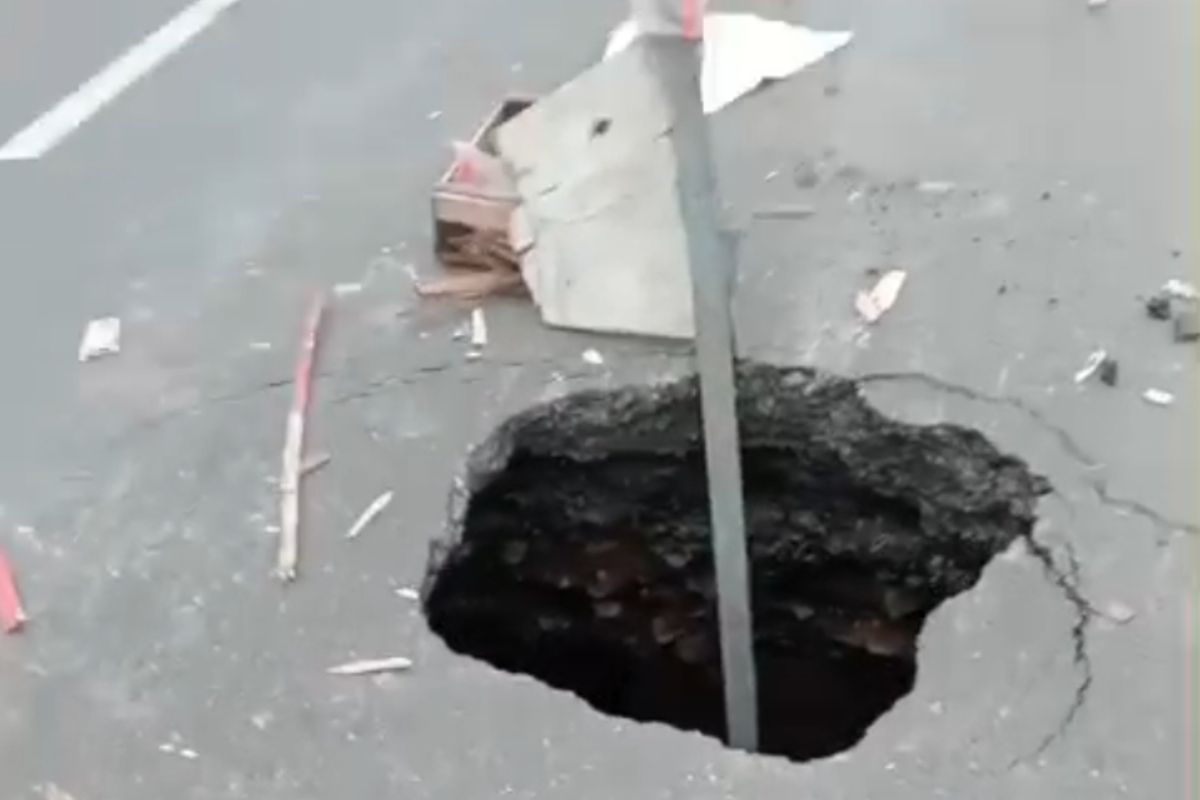 lubang jalan, jalan pantura rusak, Aspal Pantura Berlubang, Pantura Semarang, Aspal Bolong, Bak Kisah Bandung Bondowoso, Tiba-tiba Muncul Lubang Dalam Mirip Sumur di Jalan Pantura Semarang