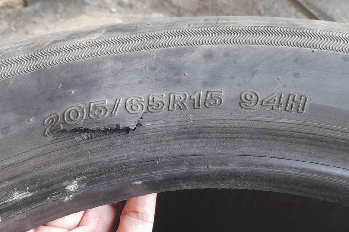 pecah ban mobil, Ban Pecah Samping, Mobil Pecah Ban, Jalan Jogja-Wates, Jalan Jogja-Wates Berlubang, Bukan Paku, Banyak Mobil Pecah Ban di Jalan Jogja-Wates Gara-gara Ranjau Alami Ini