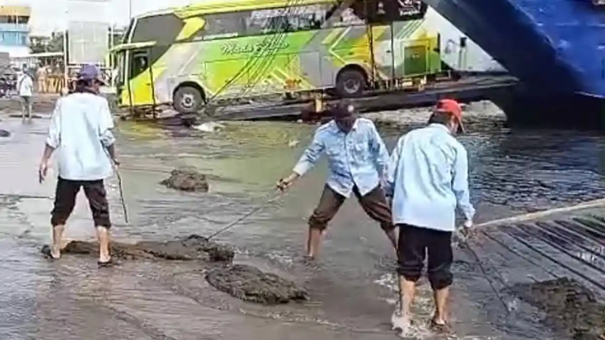Pelabuhan Gilimanuk, Pekerja Jasa Jerambah Pelabuhan, Jasa Angkut Jerambah Pelabuhan, Dermaga LCM Gilimanuk, Pungli Jasa Keset Gilimanuk, Nestapa Pekerja Jerambah Pelabuhan Gilimanuk, Sodorkan Karcis Rp 4.000 Dituding Pungli