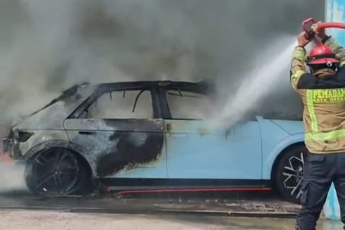 pemadam kebarakan, kebakaran mobil listrik, apar mobil listrik, Mobil Listrik Terbakar, Baterai Mobil Listrik Terbakar, Damkar Dituntut Upgrade Skill, Wajib Siapkan SOP Khusus Tangani Kebakaran Mobil Listrik
