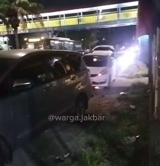 ban pecah, flyover pesing jakarta barat, lubang jalan, ban mobil pecah, Pecah Ban Flyover Pesing, Jebakan Alami di Flyover Pesing Jakbar, Lima Mobil Menepi Pecah Ban Berurutan