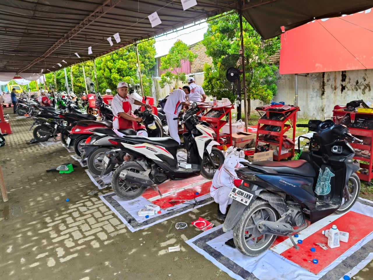 motor honda, bencana banjir, Astra Honda Motor (AHM), servis motor gratis, AHM Gelar Servis Motor Gratis Korban Banjir Sumatera, Bangun Sarana Air Bersih Juga