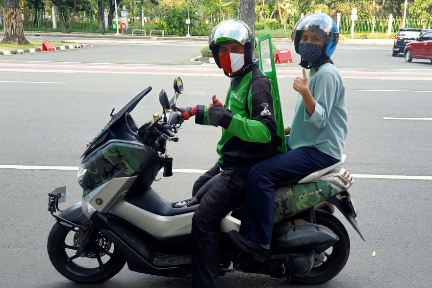 ojek online, boncengan, ojol, HER WHEELS, Jangan Main HP, Tips Aman Naik Ojol Biar Ladies Selamat Sampai Tujuan