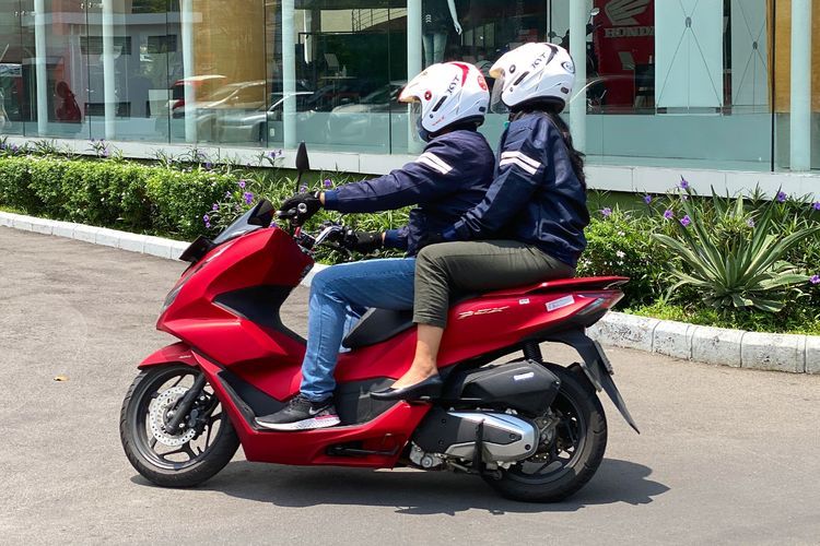 ojek online, boncengan, ojol, HER WHEELS, Jangan Main HP, Tips Aman Naik Ojol Biar Ladies Selamat Sampai Tujuan