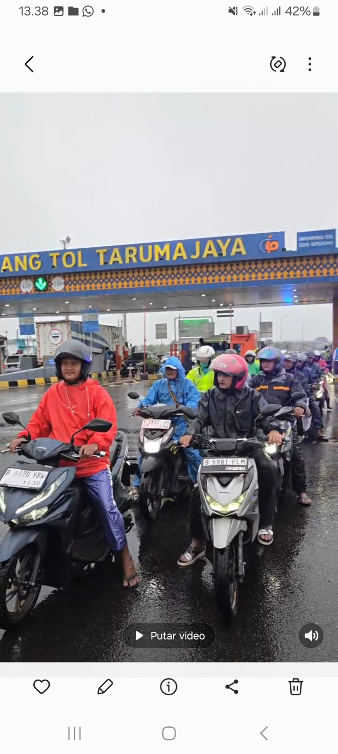 motor lewat jalan tol, GT Tarumajaya, GT Semper, Banjir Bekasi Lumpuhkan Arteri, Ratusan Pemotor Dipersilakan Masuk Tol