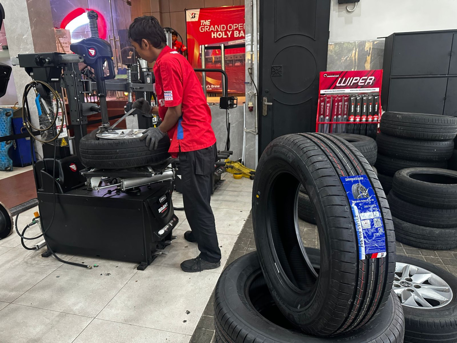 ban mobil, bridgestone, HER WHEELS, Ladies Mau Ganti Ban Mobil Tapi Dana Terbatas, Baiknya Ganti Ban Depan Atau Belakang Dulu?