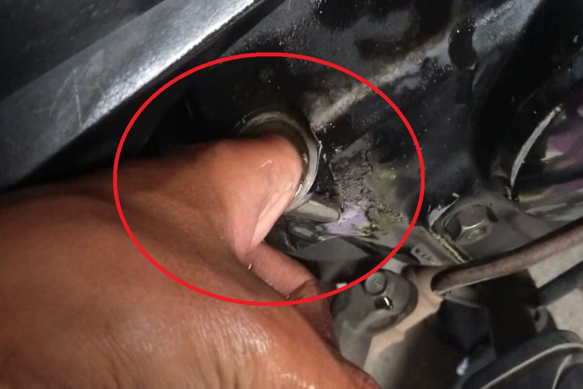 oli mesin, Lubang Pengisian Oli, Lubang Oli Mesin, Lubang Oli Motor, Jari Tersangkut Lubang Oli, Damkar Dikerahkan, Jari Pria Ini Tersangkut di Lubang Pengisian Oli Motornya