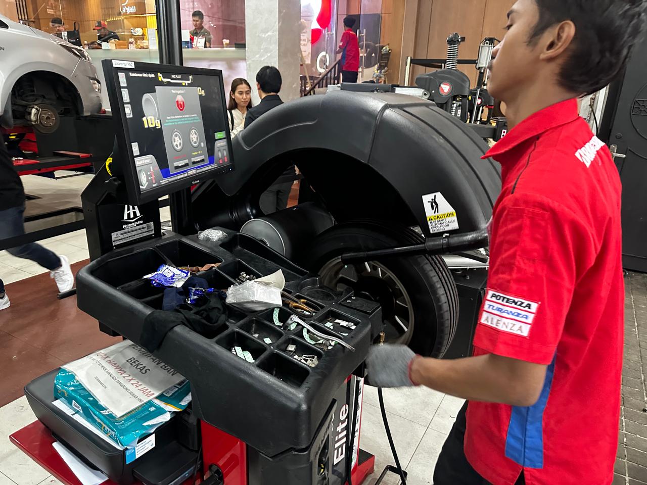 seimbang, stabil, roda, balancing, getaran, Ini Manfaat yang Terasa Jika Balancing Roda Mobil Secara Berkala