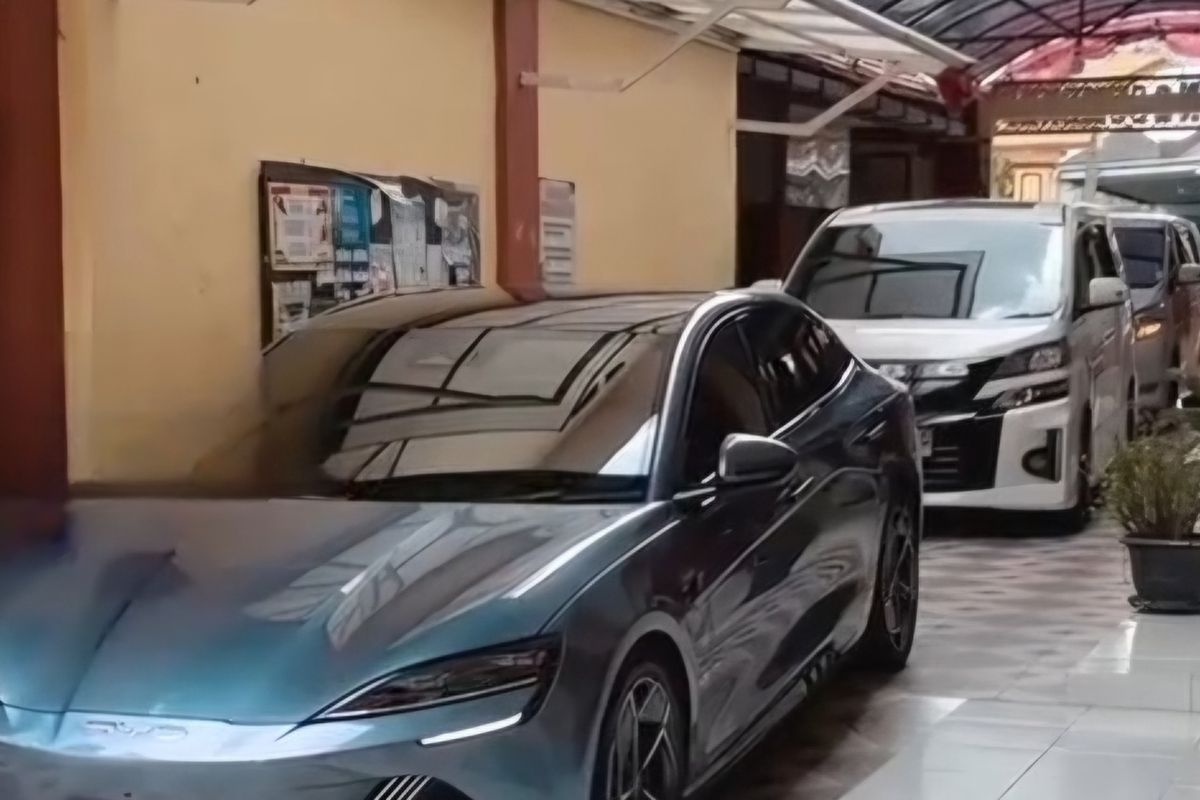 toyota alphard, toyota vellfire, BYD Seal, Mobil MBG, Mobil MBG Alphard, SPPG Kolor Sumenep, Mewah, Toyota Alphard dan Vellfire Jadi Armada Angkut MBG Dikawal Mobil Listrik BYD Seal