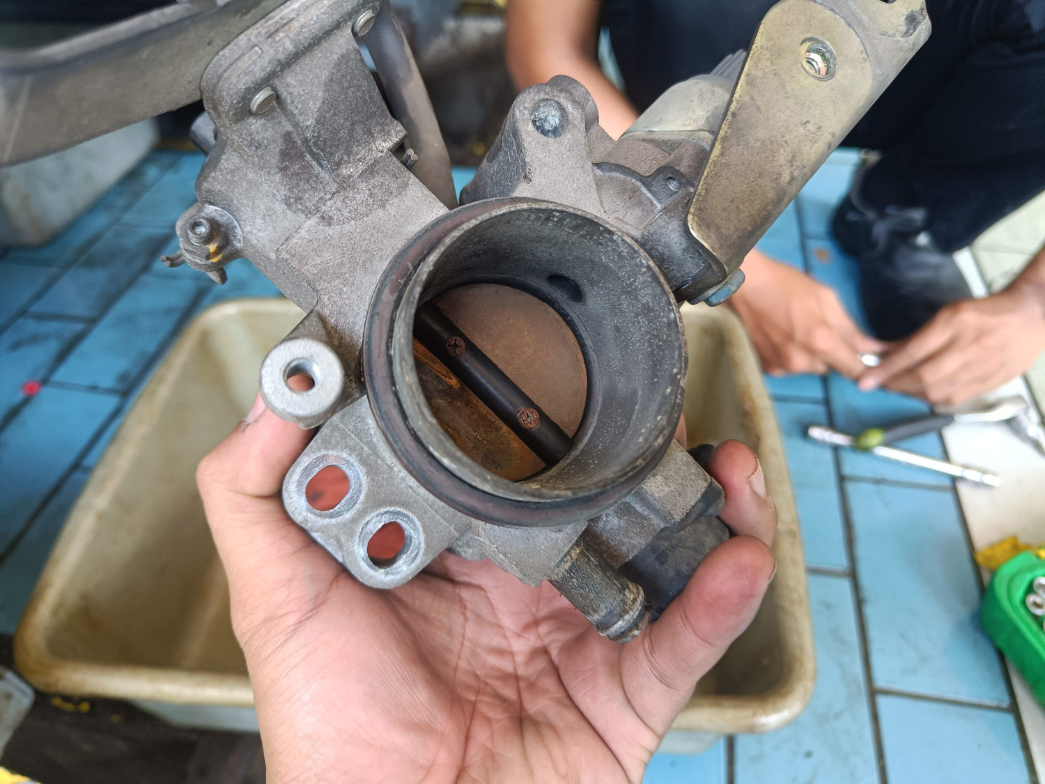 bahan bakar, throttle body, tenaga mesin, Intake, kerak karbon, Cegah Kerak Karbon Numpuk di Throttle Body Mobil, Ini Jadwal Servisnya