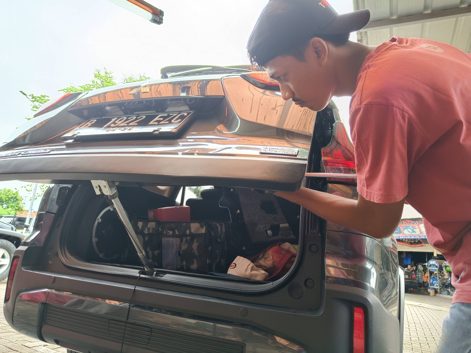 lampu, cahaya, bodi mobil, Paintless Dent Removal, Ini Fungsi Lampu Tambahaan Saat Perbaikan Mobil Penyok dengan PDR