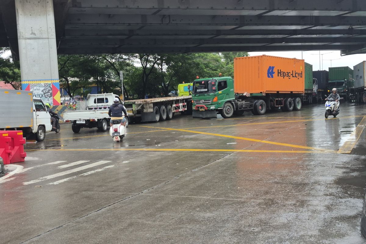 lampu merah, Jalan Cakung-Cilincing, Cilincing Jakarta Utara, Jalur Tengkorak Cilincing, Jalur Cilincing-Tanjung Priok, Bak Wilayah Tanpa Aturan, Lampu Merah di Jalur Tengkorak Cilincing Tak Ada Harga Dirinya