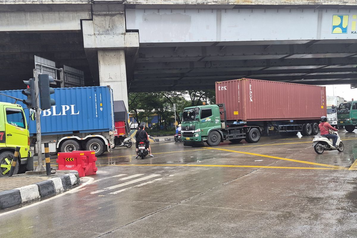 lampu merah, Jalan Cakung-Cilincing, Cilincing Jakarta Utara, Jalur Tengkorak Cilincing, Jalur Cilincing-Tanjung Priok, Bak Wilayah Tanpa Aturan, Lampu Merah di Jalur Tengkorak Cilincing Tak Ada Harga Dirinya
