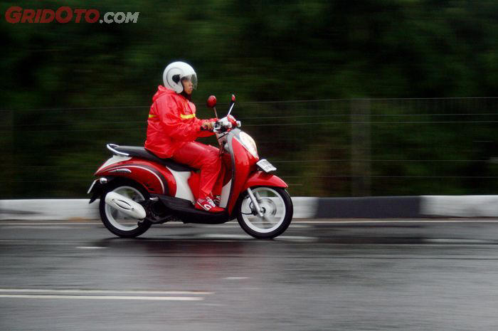 bahaya hujan, astra motor jateng, tips safety riding, aquaplaning, riding hujan, tips aquaplaning, Awas! Mengerem saat Terjadi Aquaplaning Malah Bikin Celaka, Ini yang Benar Menurut Ahli Safety