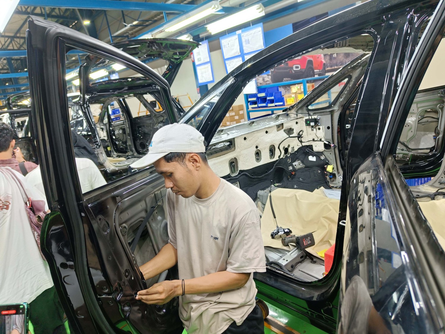 pabrik, produksi, perakitan, PT Handal Indonesia Motor, Aletra L8 ev, Proses Perakitan Aletra L8 EV Langsung Dari Pabrik, Bisa Produksi Segini
