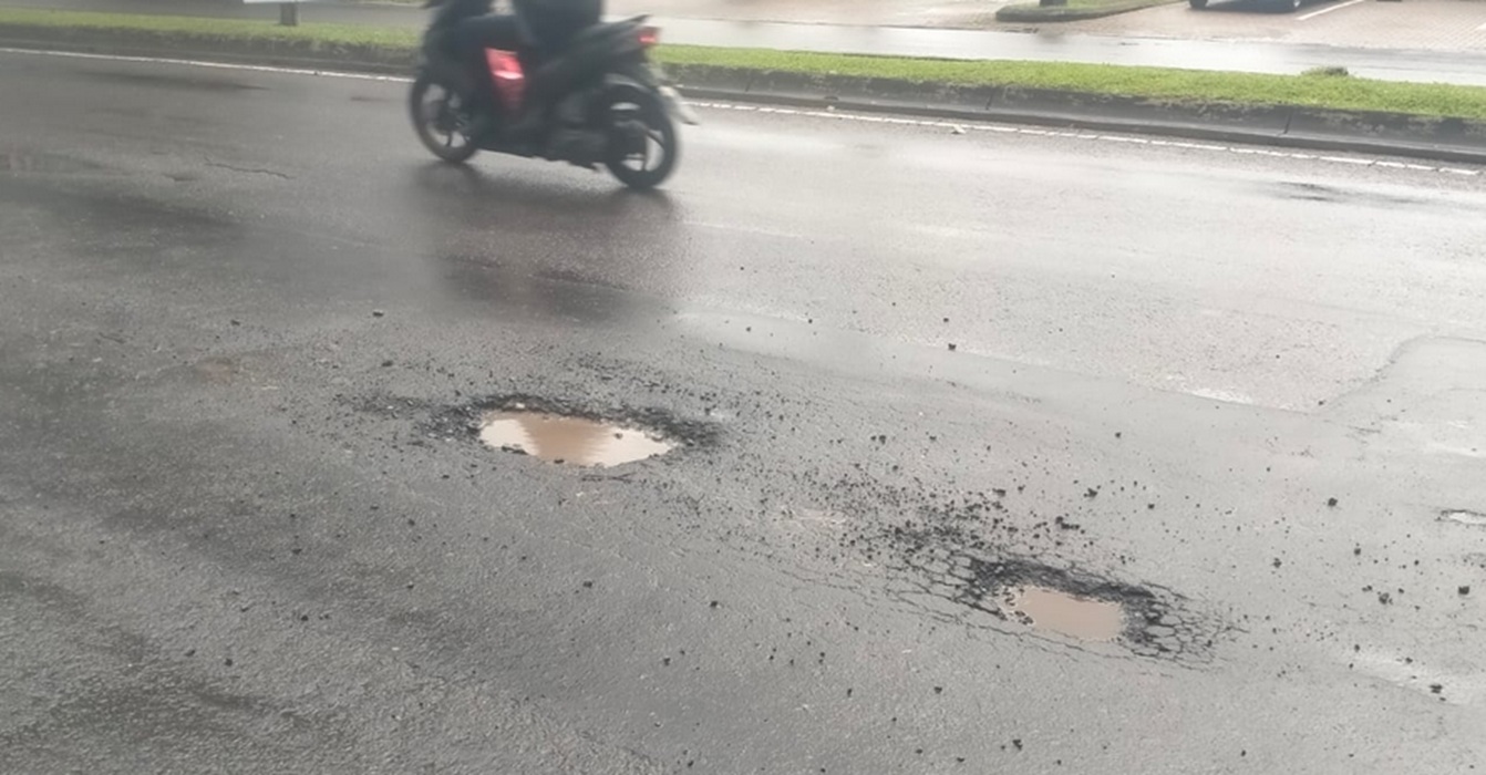 musim hujan, dki jakarta, Jalan Rusak, Dinas Bina Marga, Jalan Berlubang di Musim Hujan, Tercatat 27 Kasus Kecelakaan