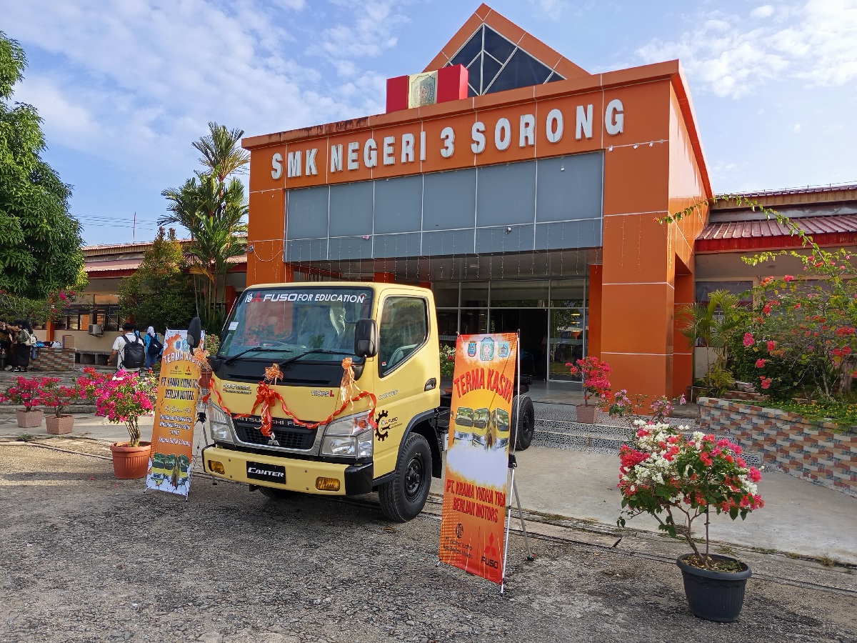 truk fuso, PT Krama Yudha Tiga Berlian Motors (PT KTB), SMK Negeri 3 Sorong, Fuso Masuk Sekolah, KTB Donasikan Truk Colt Diesel Untuk SMK Negeri 3 Sorong