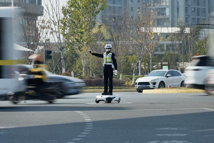 robocop, robot polisi, robot polisi china, Robot Polisi R001, Robot Polisi Lalu Lintas, Ada Robot Polisi Lalu Lintas Mirip Manusia di China, Bisa Tegur Pelanggar Lalu Lintas