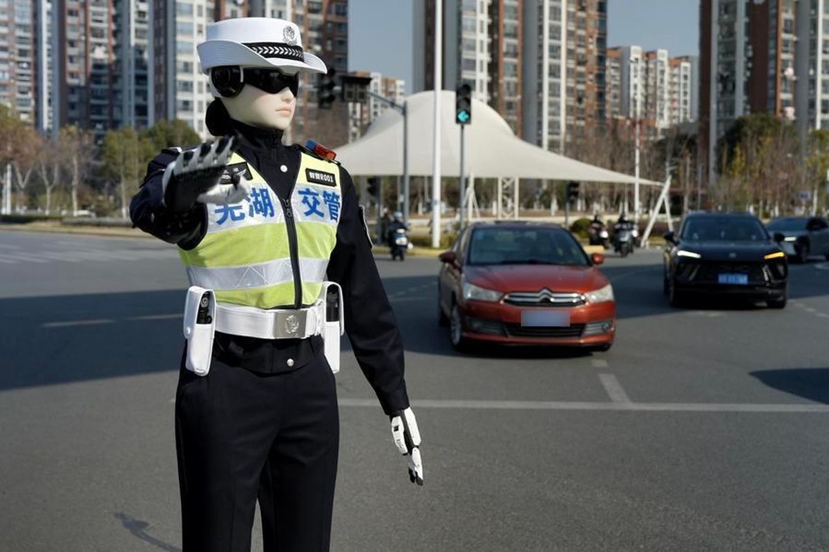 robocop, robot polisi, robot polisi china, Robot Polisi R001, Robot Polisi Lalu Lintas, Ada Robot Polisi Lalu Lintas Mirip Manusia di China, Bisa Tegur Pelanggar Lalu Lintas