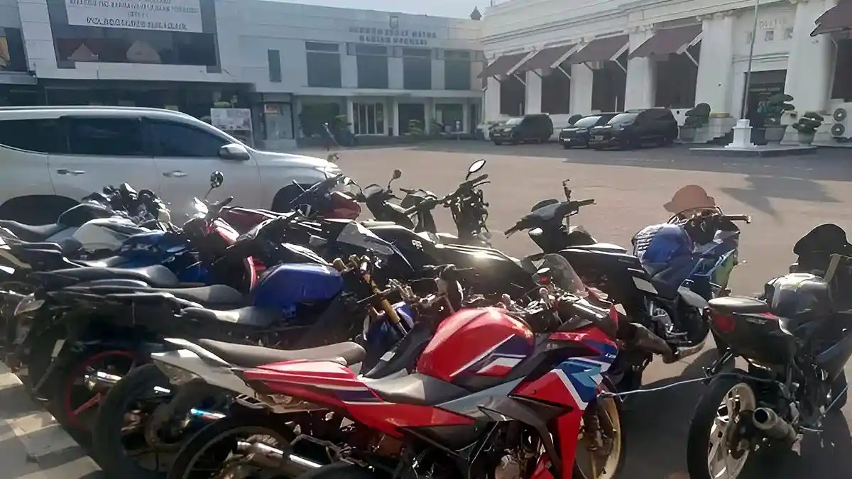 Polrestabes Surabaya, Bazar Pengembalian Barang Bukti, Motor Sitaan Dihibahkan, Hibah Motor Sitaan Polisi, Bazar Motor Malingan, Pemilik Misterius, Motor-motor Sitaan Polrestabes Surabaya Bakal Jadi Hak Milik Siswa SMK