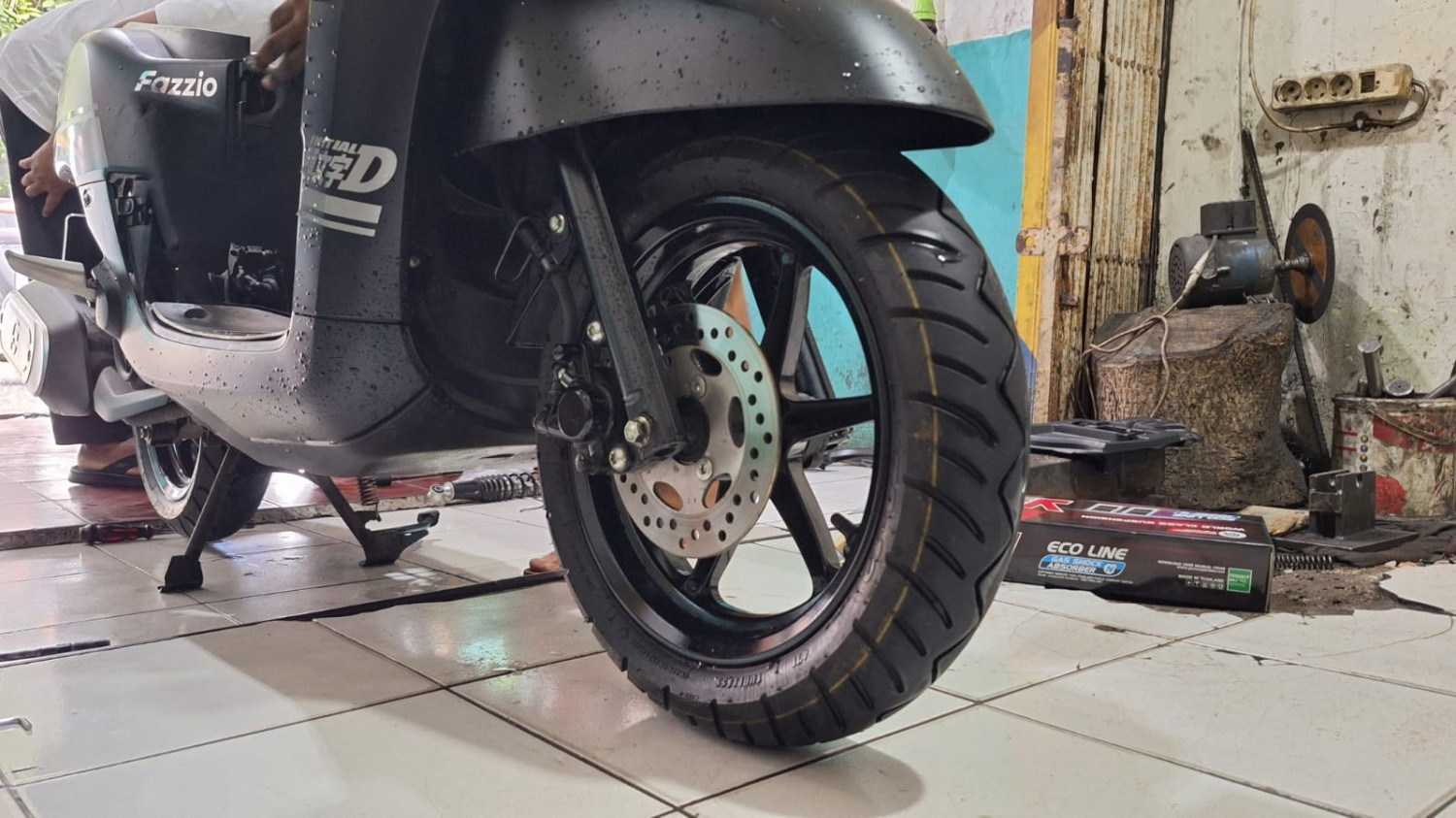 downsize sokbreker, downsize, HER WHEELS, Berkah Fajar Motor, Bikin Kaki Menapak Sempurna, Ini Tips Ceperin Sokbreker Motor Yang Aman Buat Perempuan