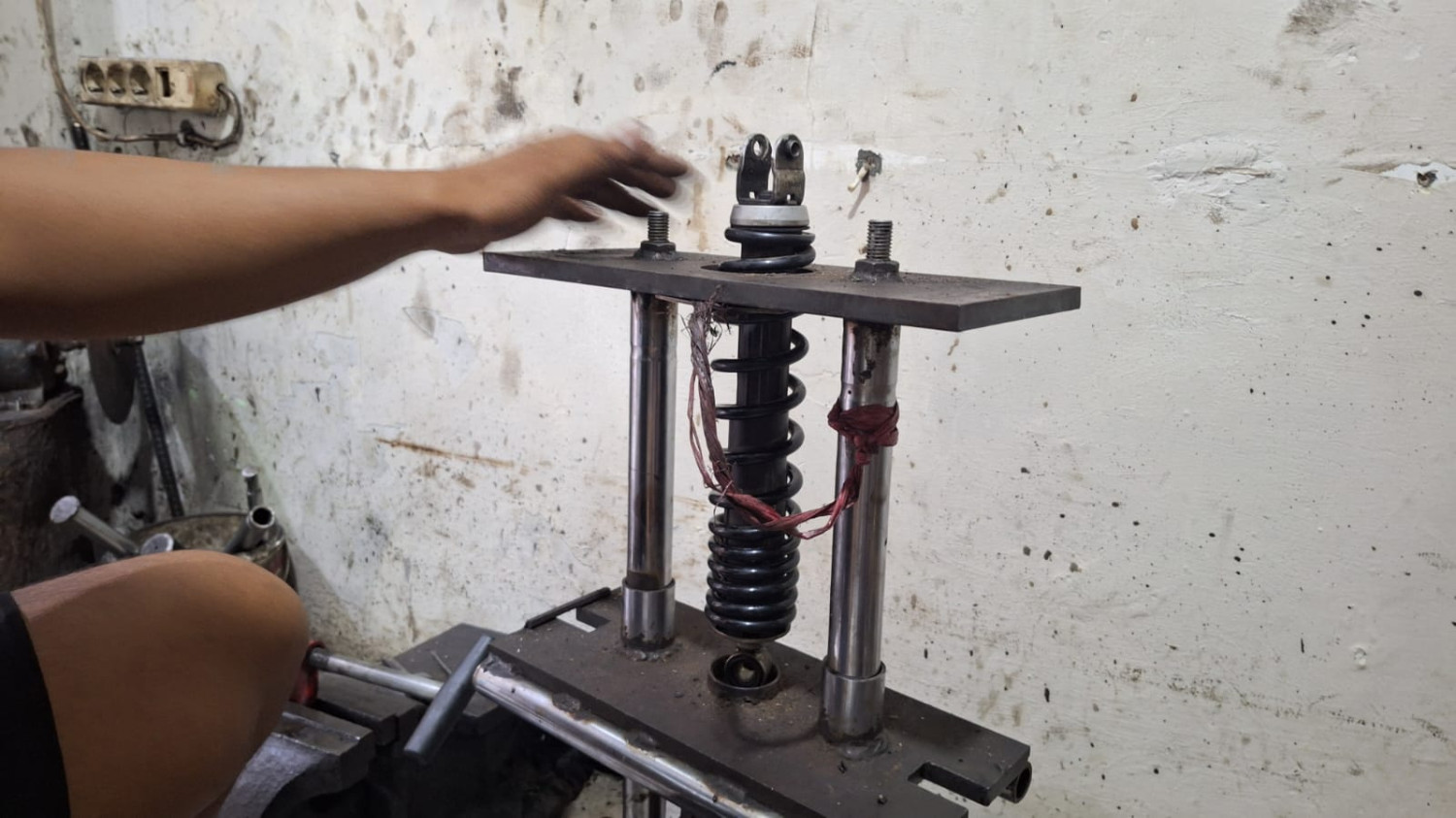 sokbreker, sokbreker motor, servis sokbreker, Berkah Fajar Motor, Ramah di Kantong, Segini Biaya Servis Sokbreker Belakang Bawaan Motor