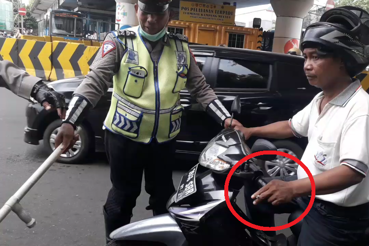 rokok, merokok di jalan, merokok sambil berkendara, Merokok sambil mengemudi, Menegur Pengendara Merokok, Gampang dan Tanpa Berantem, Begini Cara Efektif Tegur Pengendara Merokok di Jalan