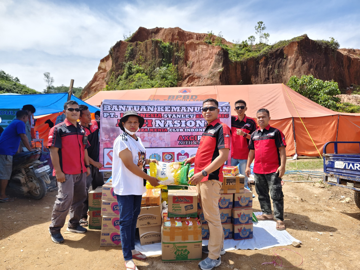 daihatsu xenia, toyota avanza, komunitas mobil, Avanza Xenia Club Indonesia (AXCI), Komunitas Avanza Xenia, banjir aceh, Medan Berat Tak Jadi Halangan, AXCI Salurkan Bantuan ke Korban Banjir Aceh